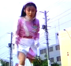 ぬいぐるみ子供が宇宙人に人質にされ、それを心配そうに覗き込むイコジャイアント ぬいぐるみ子供が宇宙人に人質にされ、それを心配そうに覗き込むイコジャイアント